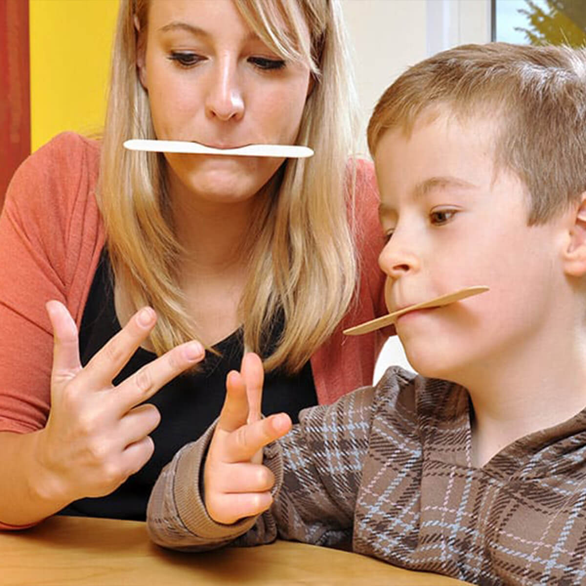 foto sprachtherapeuting uebt mit jungen