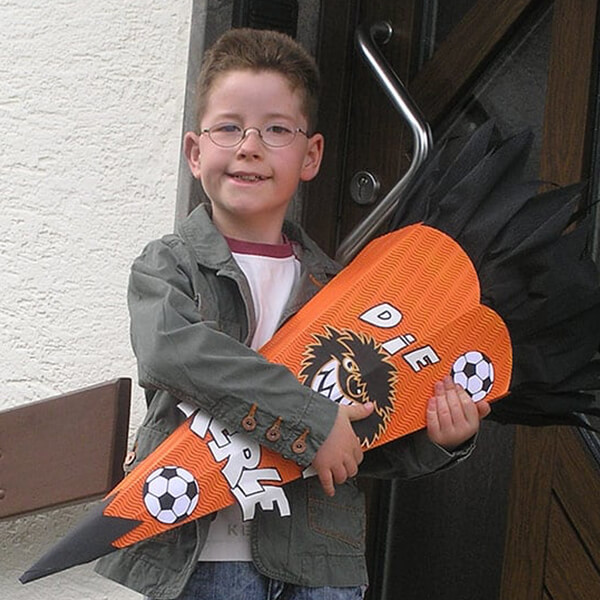 schulkindposiert mit wilde kerle schultuete