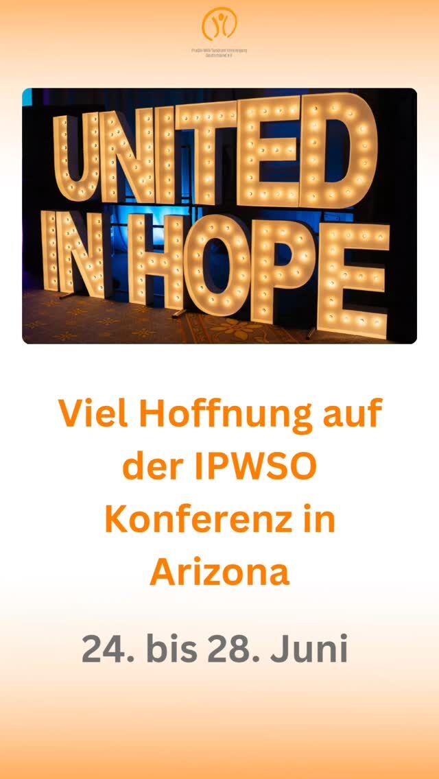 🎥 United in Hope 2025 – Internationale PWS-Konferenz

Vom 24. bis 28. Juni fand in Phoenix, Arizona, die weltweite Konferenz zum Prader-Willi-Syndrom statt. Über 1.200 Teilnehmende aus der ganzen Welt kamen zusammen: Familien, Fachleute, Menschen mit PWS und Forschende.

Ein besonderer Moment: Die Rede von Lia Kreacic, einer jungen Frau mit PWS. Ihre ehrlichen Worte über ihr Leben mit dem Syndrom haben viele berührt.

Medizinisch stand das Medikament VYKAT XR im Fokus. Es wurde in den USA zur Behandlung der Hyperphagie bei PWS zugelassen und zeigt erste Erfolge bei Hungergefühl, Verhalten und Stoffwechsel. Die EMA-Zulassung ist beantragt. Wichtig: Nebenwirkungen machen ärztliche Begleitung unerlässlich.

Auch neue Therapieansätze wurden vorgestellt:
• Vagusnerv-Stimulation über das Ohr
• Magnetstimulation des Kleinhirns
• Genaktivierung im Mausmodell
Die Forschung steckt teils noch in den Anfängen – doch die ersten Ergebnisse machen Hoffnung.

Dr. Laura de Graaff präsentierte neue Erkenntnisse zur Gabe von Wachstumshormonen im Erwachsenenalter. Ziel: Zellalterung bremsen, Energie und Kognition verbessern.

Neben Forschung ging es auch um den Alltag:
In Workshops wurden Themen wie Trauer nach der Diagnose oder die Bedürfnisse von Geschwisterkindern einfühlsam aufgegriffen. Auch Strategien zur Emotionsregulation bei Kindern mit PWS wurden vermittelt.

Ein weiteres Highlight war der Besuch des inklusiven Wohnprojekts Luna Azul – ein von Eltern gegründetes Konzept für gemeinschaftliches, sicheres Wohnen mit individueller Betreuung.

Am Ende der Konferenz wurde ein Führungswechsel bei der IPWSO bekannt gegeben: Tony Holland übergab nach neun Jahren an Nick Finer.

📍Fazit: Eine intensive Woche mit wichtigen Impulsen, bewegenden Begegnungen und echter Hoffnung.
🌎 Die nächste Konferenz findet 2028 in Brasilien statt.