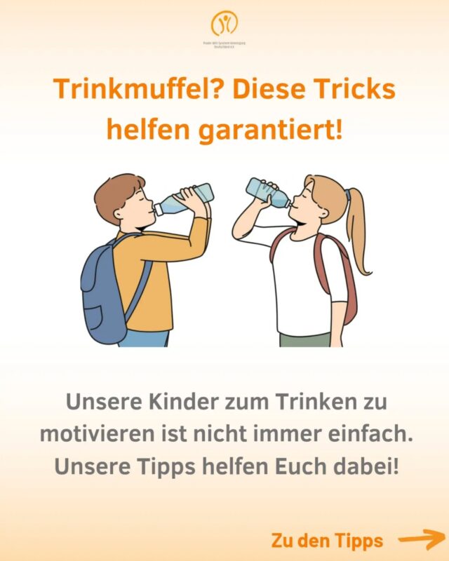 Der Sommer ist da und jetzt ist das Trinken noch viel wichtiger. Denn Wasser ist wichtig für unseren Körper 💧 – besonders an heißen Sommertagen. Unsere Kinder vom – kalorienfreien – Trinken zu überzeugen ist eine Herausforderung.

Wir geben Euch Tipps, wie Ihr kleine Trinkmuffel zum Wassertrinken motivieren könnt:

🌈 Bunte Gläser und Trinkflaschen: Verrückt, aber wahr: aus bunten Gläsern trinkt es sich besser! Unser Gehirn assoziiert die Glasfarbe mit leckerem Inhalt – so schmeckt auch Mineralwasser!

🍋 Früchte Im Wasser: Ein paar Beeren, eine Zitronenscheibe oder ein paar Minzblätter peppen langweiliges Mineralwasser optisch richtig auf – und schmecken auch noch gut.

🥤Strohhalme: Ein bunter Strohhalm macht Wasser gleich viel interessanter für Kinder. Sie gibt es nicht nur in sämtlichen Farben, sondern auch gedreht oder in verschiedenen Formen.

🍓 Kalter Früchtetee: Bereitet aus dem Lieblingstee Eures Kindes mit ein paar Eiswürfeln einen leckeren und kalorienfreien Eistee zu. Eine gesunde und leckere alternative zu Wasser.

⏰ Feste Trinkrituale: Sie geben dem Kind eine feste Struktur. Deshalb: Zu jeder Mahlzeit ein großes Glas Wasser trinken. Oder findet feste Zeiten im Tag, an denen getrunken wird!

🚫 Achtung bei Fruchtsäften und Schorlen: Durch ihren hohen Zuckergehalt treiben sie den Blutzuckerspiegel schnell in die Höhe. Achtet bei Saftschorlen darauf, dass sie so stark mit Wasser verdünnt sind, dass sie nicht mehr als 15 kcal pro 100 ml haben.

Teilt Eure Tricks und Tipps mit uns! Wie überzeugt Ihr Eure Kinder mehr zu trinken? 💧💬

#StayHydrated #Sommer #GesundTrinken  #Tipps #PraderWilli