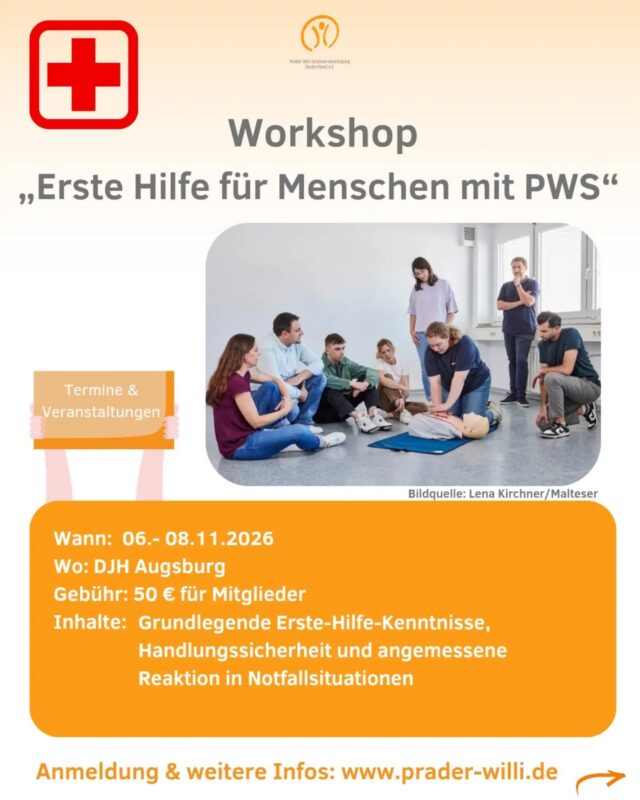 🩹 Erste-Hilfe-Workshop für Menschen mit PWS 🧡
📅 Vom 06. bis 08. November findet in Augsburg ein besonderes Wochenende für Jugendliche und Erwachsene mit Prader-Willi-Syndrom ab 15 Jahren statt.
🤝 Gemeinsam mit der Offenen Behindertenarbeit des Malteser Hilfsdienst e. V. bieten wir einen praxisnahen Erste-Hilfe-Workshop an, in dem grundlegende Erste-Hilfe-Maßnahmen leicht verständlich und Schritt für Schritt vermittelt werden.
🧡 Unser Ziel: Wir möchten die Selbstwirksamkeit, das Selbstvertrauen und die Selbstständigkeit der Teilnehmenden stärken. Wer weiß, wie man in einer Notfallsituation richtig handelt, kann anderen helfen, Verantwortung übernehmen und mehr Sicherheit im Alltag gewinnen.
💶 Für eine Teilnahmegebühr von 50 € lernen die Teilnehmenden unter anderem:
🚨 Wie man in Notfallsituationen richtig handelt
📞 Wie man einen Notruf absetzt
🩹 Wie man kleine Verletzungen versorgt
🧡 Wie man eine bewusstlose Person in die stabile Seitenlage bringt
Alle Inhalte werden gemeinsam und in einem Tempo geübt, das für jede und jeden gut machbar ist. ✅
🚗 Bei Bedarf kann der Erste-Hilfe-Kurs außerdem für den Führerschein anerkannt werden.
🌆 Neben dem Workshop kommt auch die gemeinsame Freizeit nicht zu kurz: Am Sonntagvormittag ist eine Stadtführung geplant.
👥 Damit sich alle sicher und gut begleitet fühlen, stehen während des gesamten Wochenendes vier Betreuer*innen für insgesamt zwölf Teilnehmende zur Verfügung.
📩 Die Teilnehmerzahl ist auf 12 Personen begrenzt.
🗓️ Anmeldungen sind bis zum 31. August 2026 möglich.
🧡 Jetzt anmelden und dabei sein! Wir freuen uns auf euch! 🧡